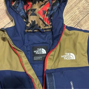 Boys North face jacket, small, size 8. Great condition.